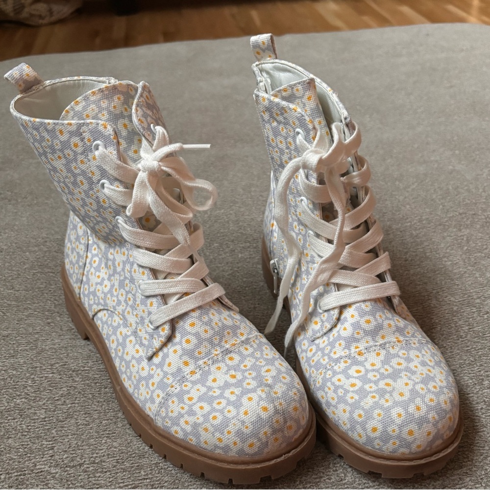 🆕 TREASURE & BOND Holland Combat Boot Blue Floral Big kid -size 4